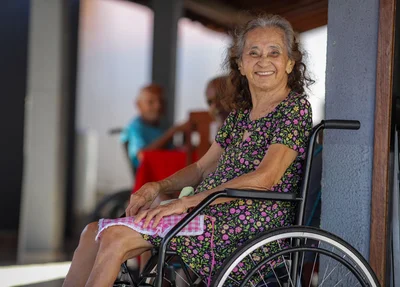 Idosa vê com alegria cuidado recebido pelas equipes
