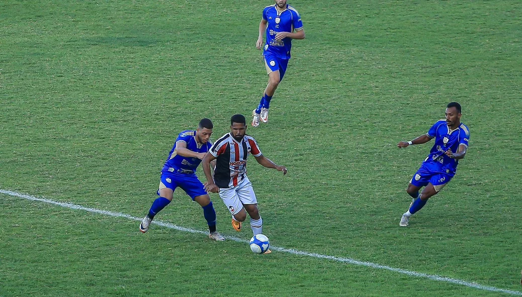 Jogador do River tentando o ataque em vitória sobre o Cametá