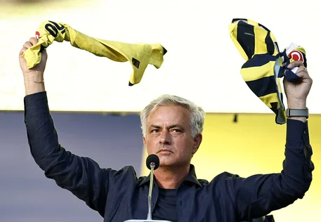 A caminho do Real Madrid, José Mourinho se despede do Benfica: "foi uma honra"