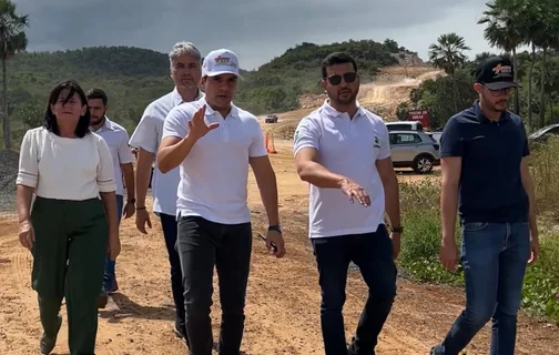 Leonardo Sobral visita obras que vai ligar Piauí ao Ceará