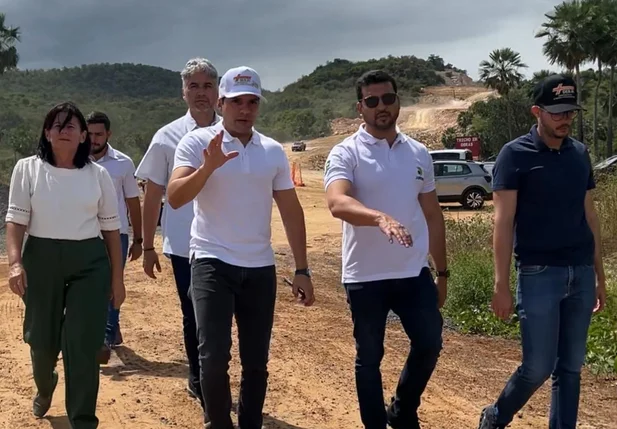 Leonardo Sobral visita obras que vai ligar Piauí ao Ceará