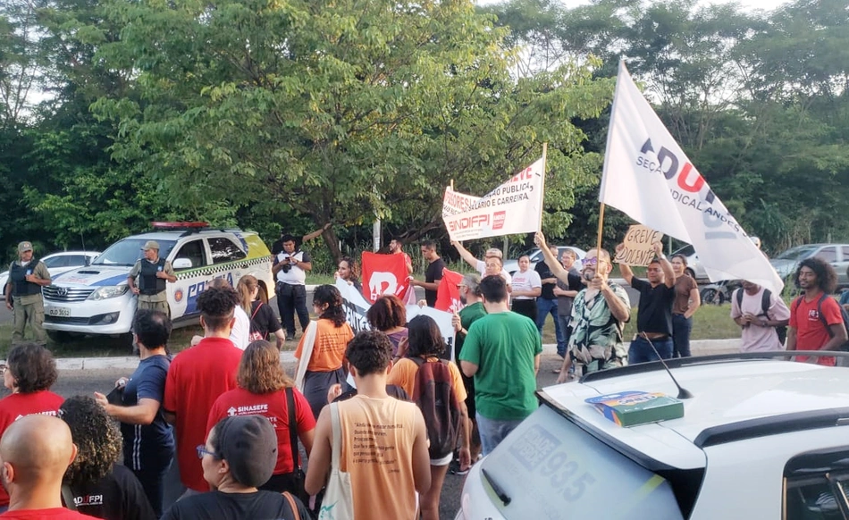 Manifestação na Avenida Cajuína