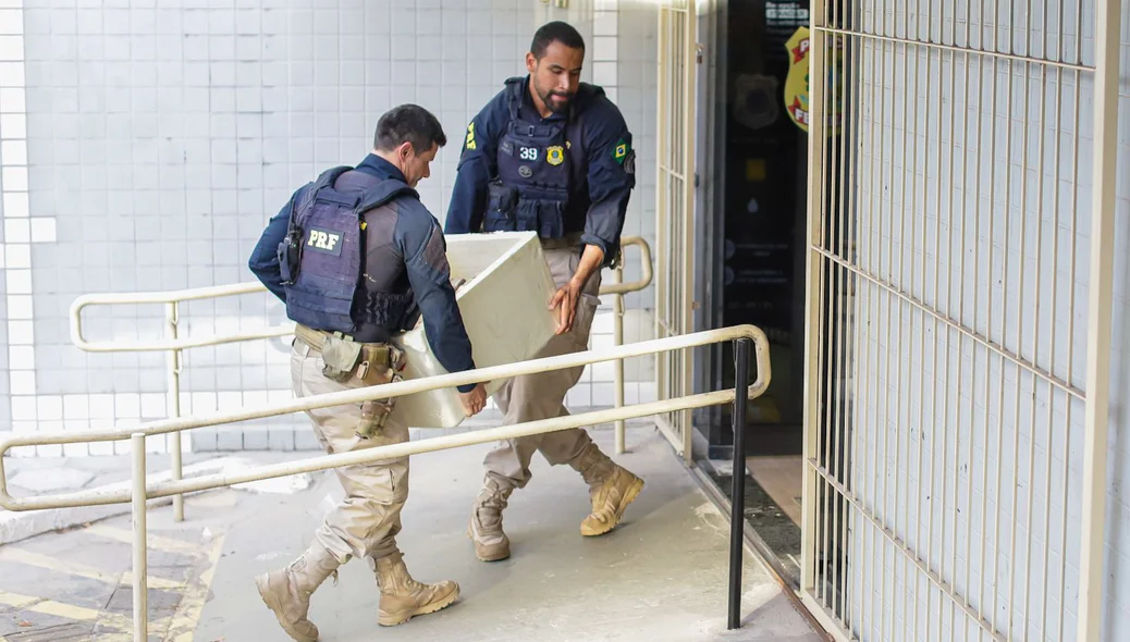 Material sendo transportado para a sede da PF em Teresina