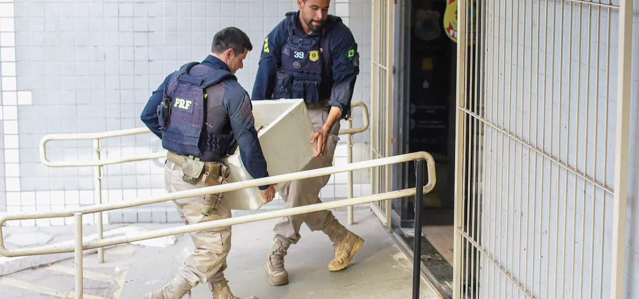 Material sendo transportado para a sede da PF em Teresina