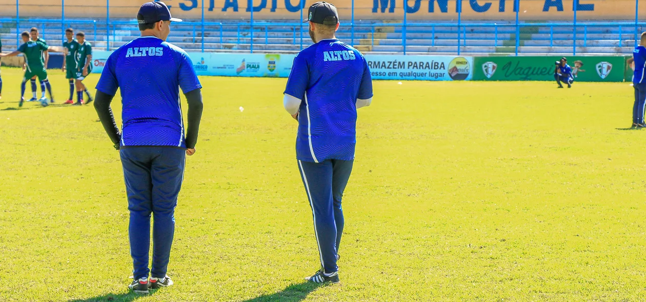 Membros da comissão técnica do Altos