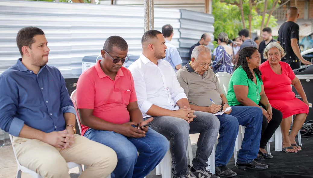 Autoridades em solenidade de entrega das 22 casas do Parque Rodoviário