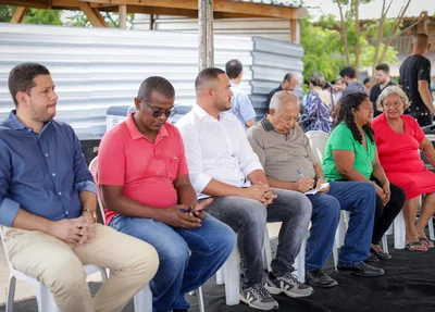 Autoridades em solenidade de entrega das 22 casas do Parque Rodoviário