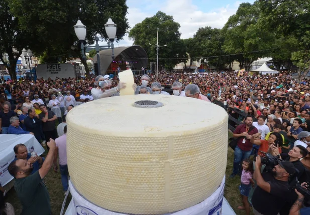 Minas bate novamente o recorde de maior queijo do mundo.