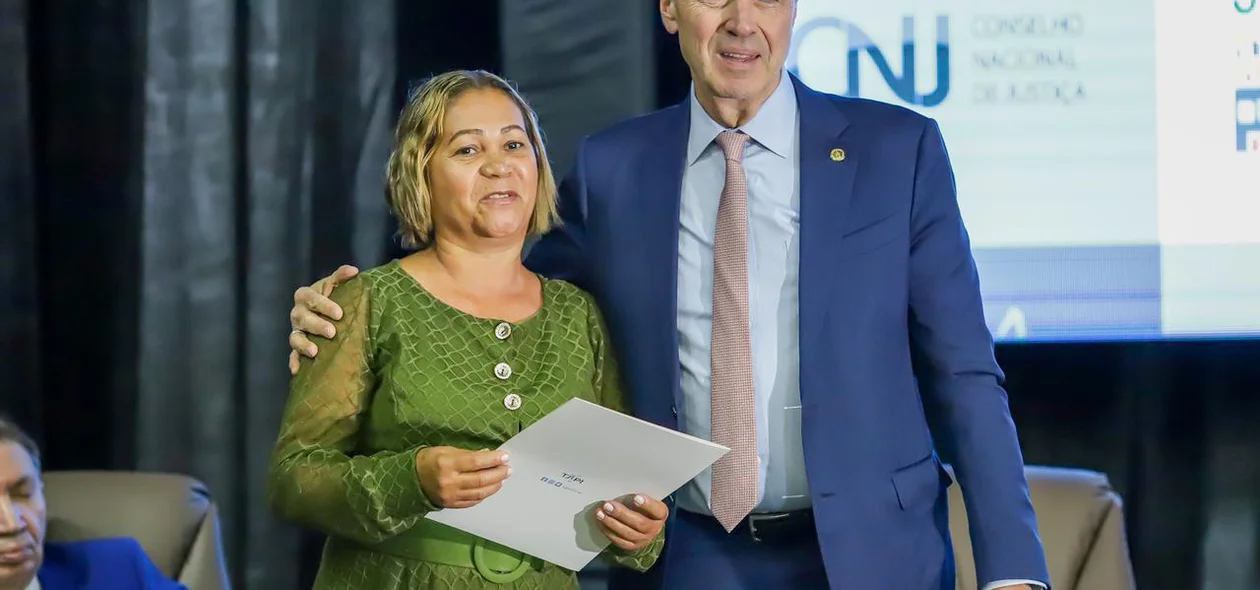 Ministro Barroso entregando título de posse a moradora de Guaribas