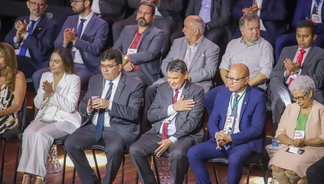 Ministro Wellington cumprimentando público presente no auditório