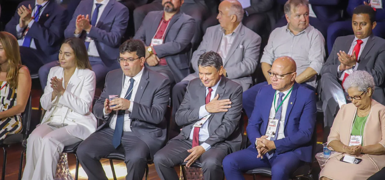 Ministro Wellington cumprimentando público presente no auditório