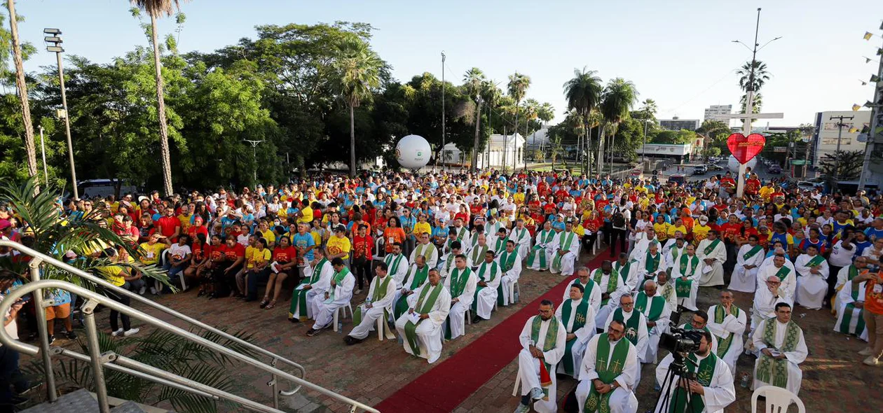 Missa aconteceu no adro da Igreja São Benedito