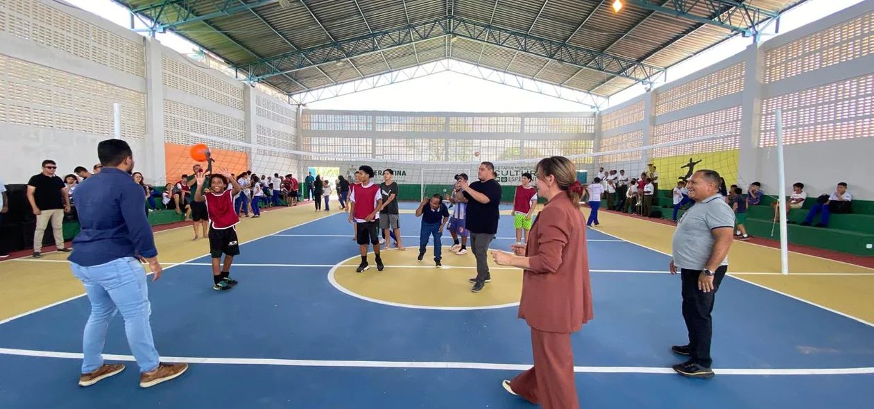 Momento da entrega da obra