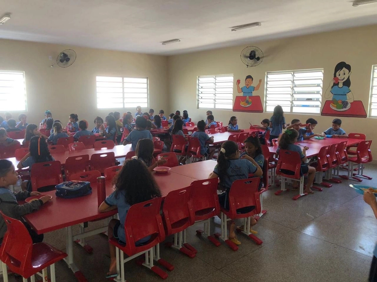 Momento da merenda escolar das crianças