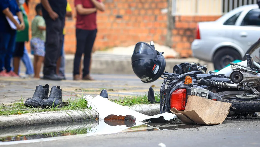Moto ficou caída próximo a calçada da praça