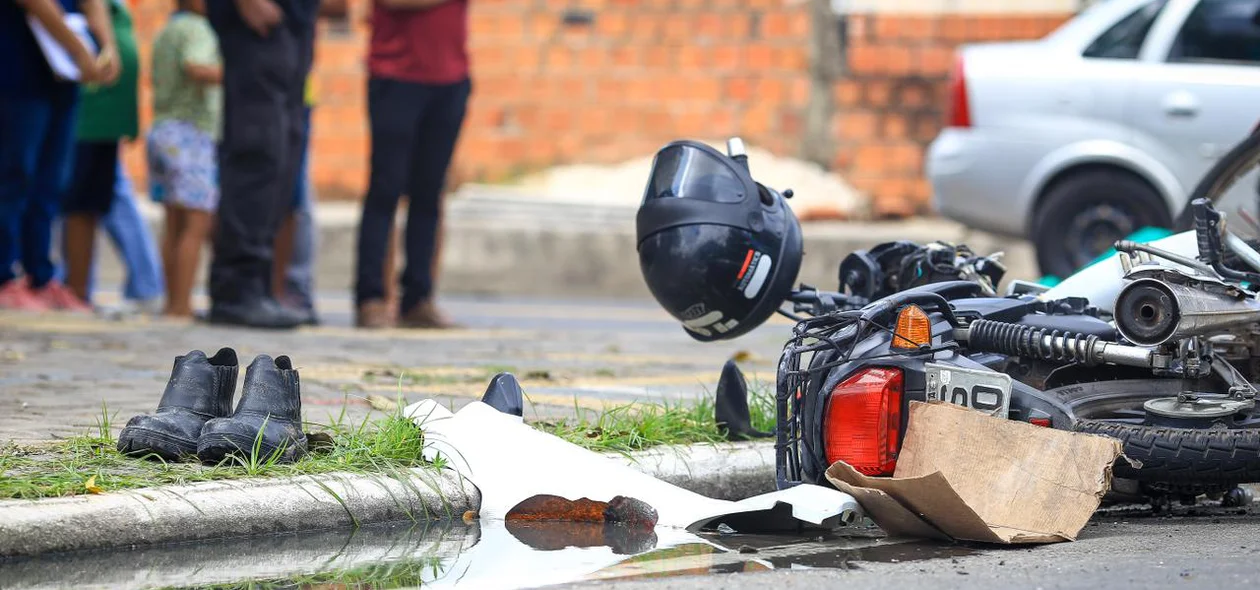 Moto ficou caída próximo a calçada da praça