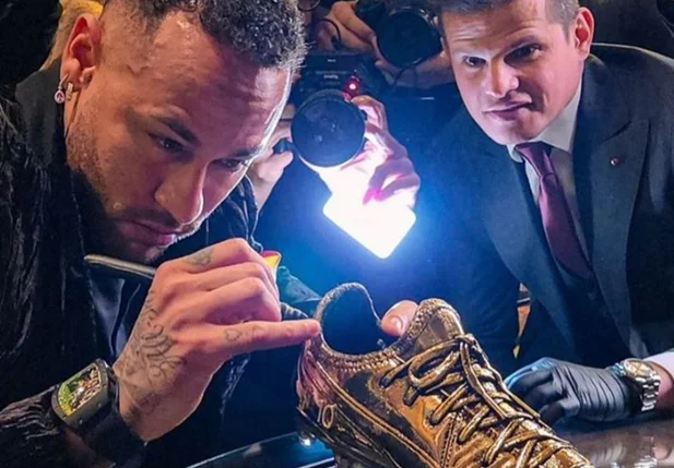 Neymar assinando item arrematado por Fernandin OIG