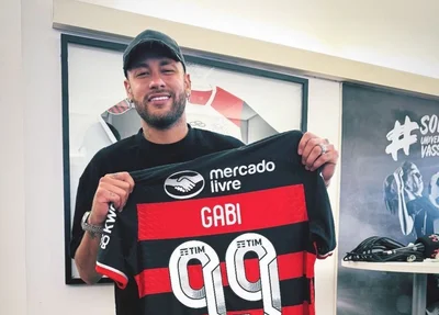 Neymar ganha blusa do Flamengo