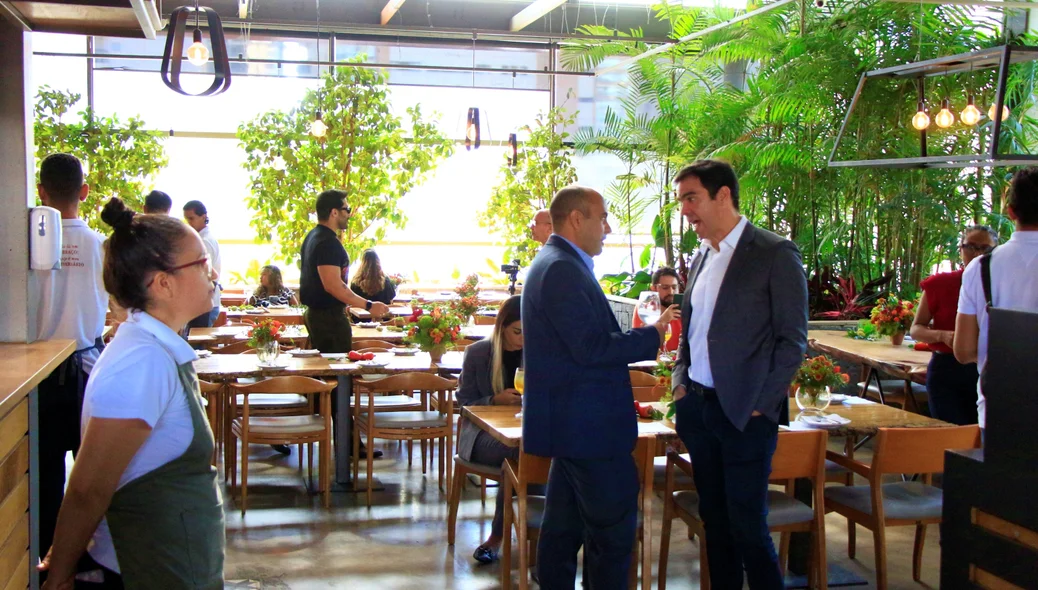 No restaurante ocorreu um almoço com convidados