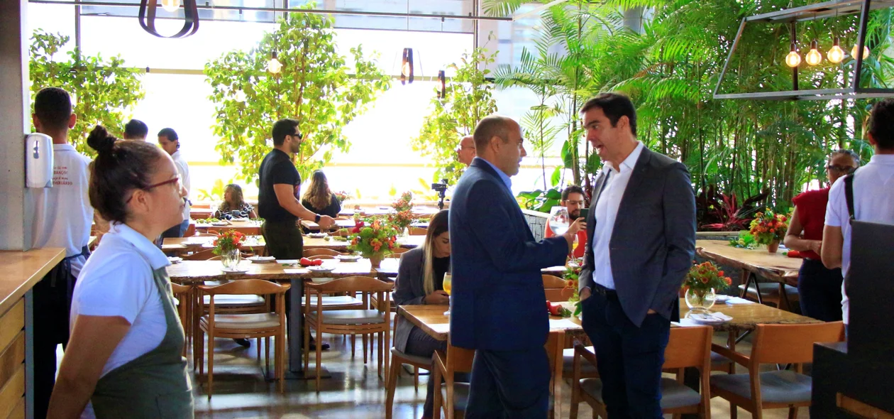 No restaurante ocorreu um almoço com convidados