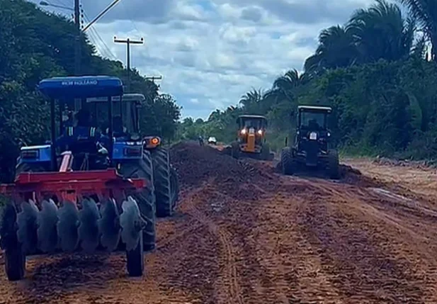Obra de pavimentação da PI-110 avança no trecho entre Barras e Miguel Alves