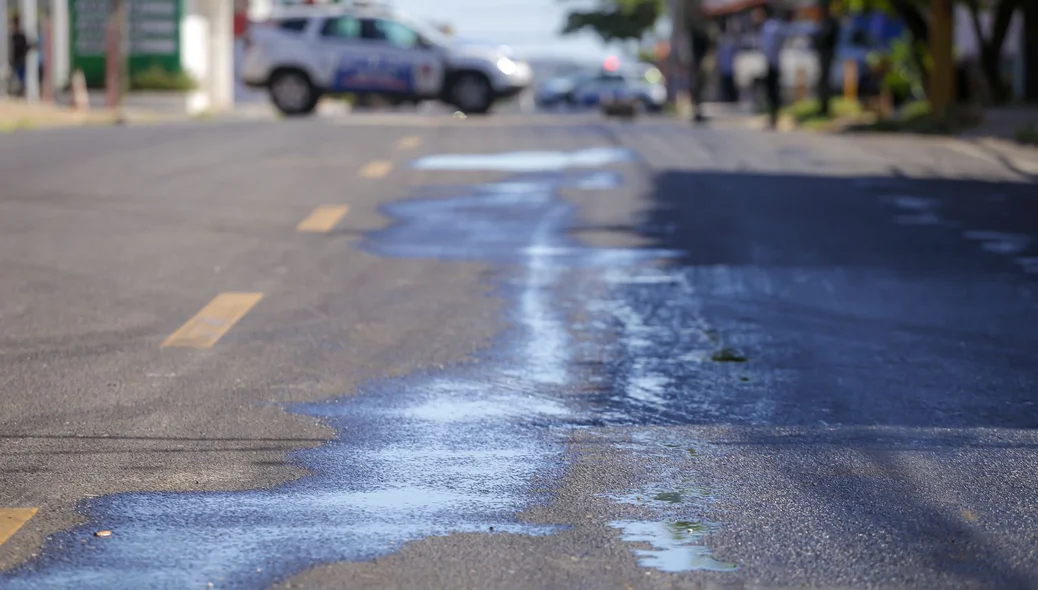 Óleo na avenida causou acidentes