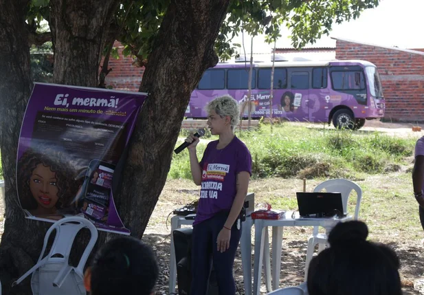 Ônibus Lilás leva serviços às mulheres do Residencial Lindalma Soares