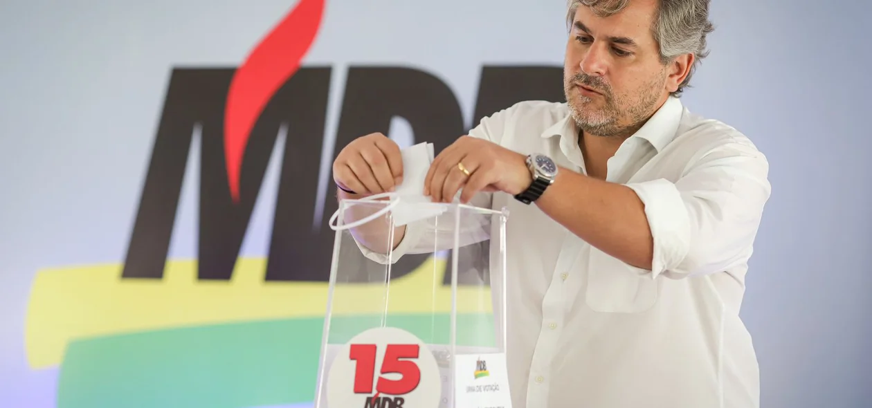Pablo Santos depositando voto na urna