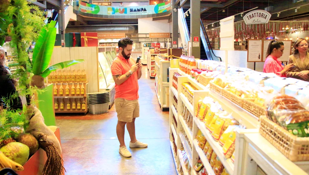 Paulista vendo produtos produzidos no Piauí