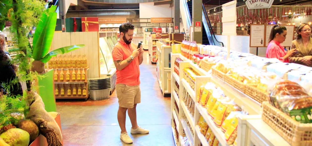 Paulista vendo produtos produzidos no Piauí
