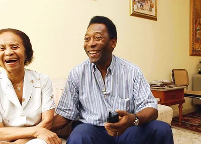 Pelé em entrevista ao lado da mãe, dona Celeste em 2004