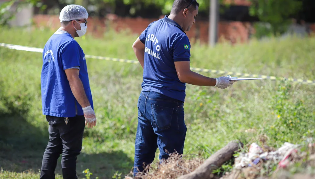 Peritos criminais na área