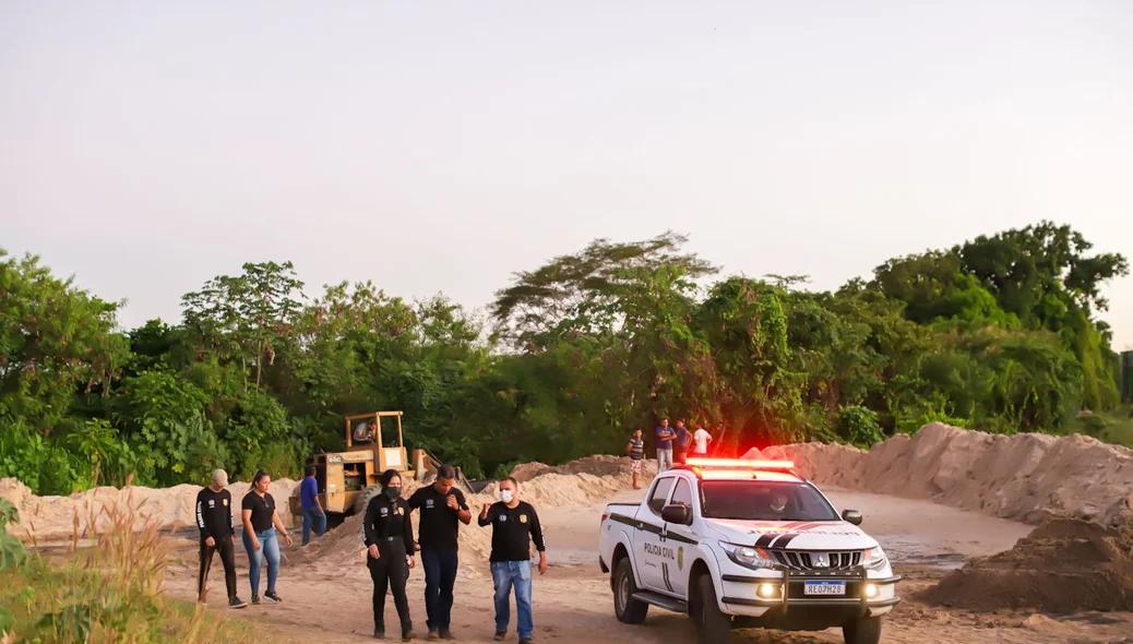 Policiais no local onde o corpo foi encontrado