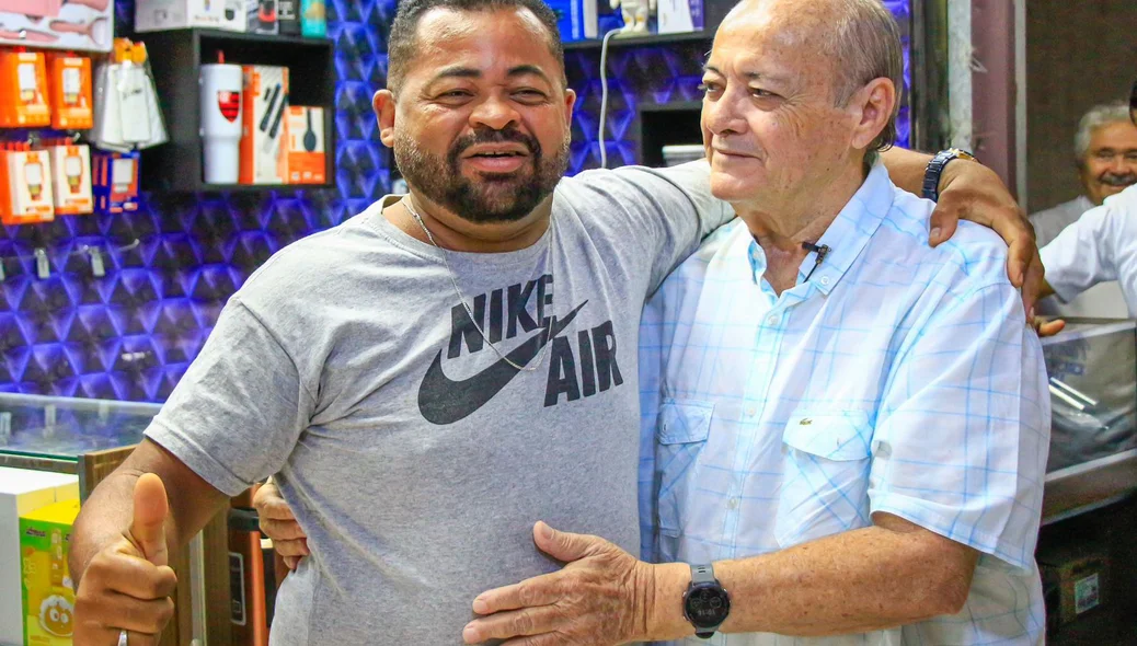 Pré-candidato Sílvio Mendes visita Shopping da Cidade