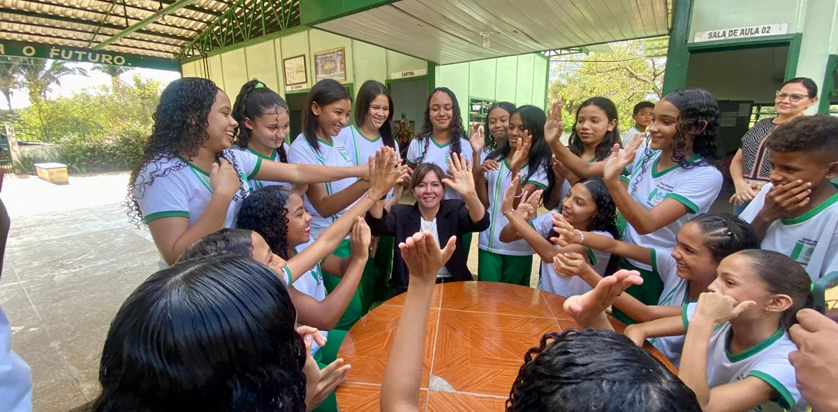 Prefeita Ivanária Sampaio e alunos da rede municipal