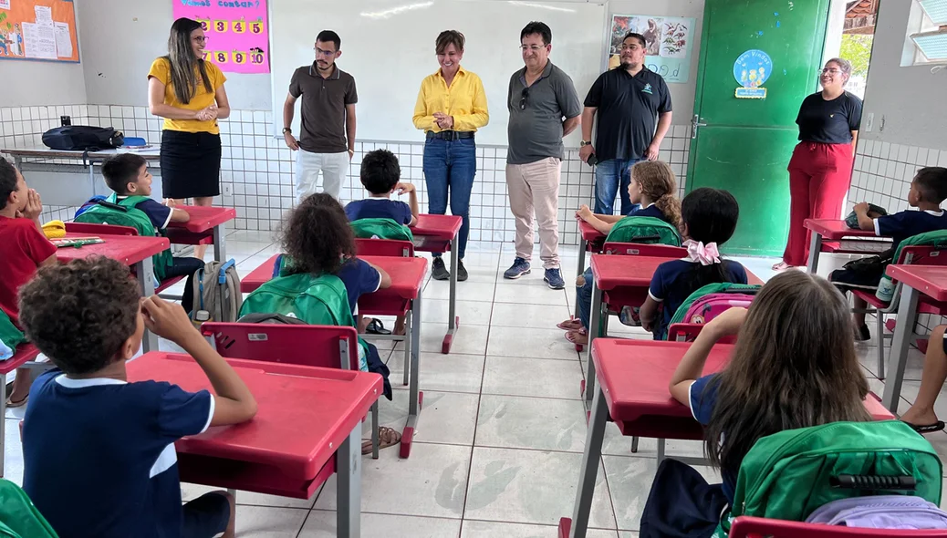 Prefeita Ivanária Sampaio entrega kits escolares na escola Cleonice Borges