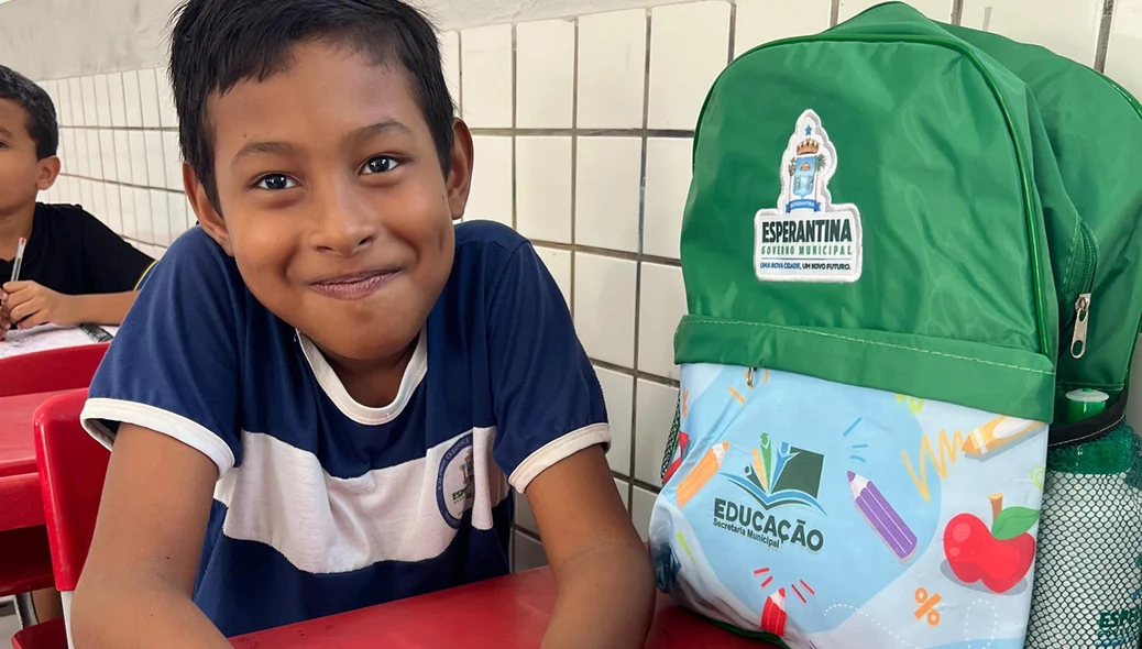 Prefeita Ivanária Sampaio entrega kits escolares na escola Cleonice Borges