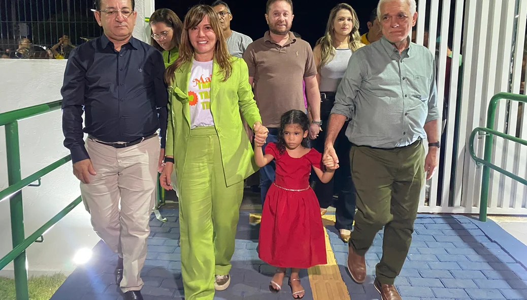 Prefeita Ivanária Sampaio no momento da inauguração