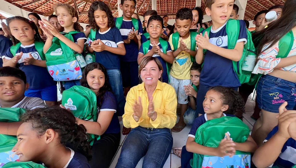 Prefeito com os alunos da rede municipal