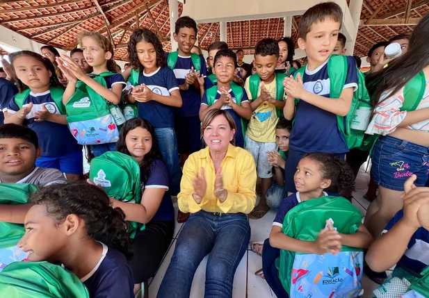 Prefeito com os alunos da rede municipal