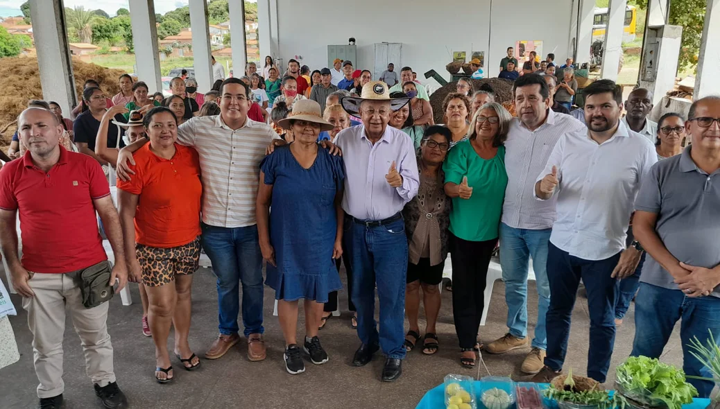 Prefeito Dr. Pessoa ao lado dos produtores e aliados