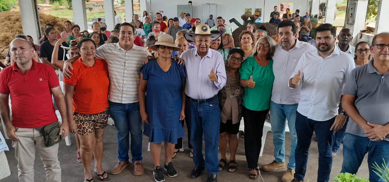 Prefeito Dr. Pessoa ao lado dos produtores e aliados