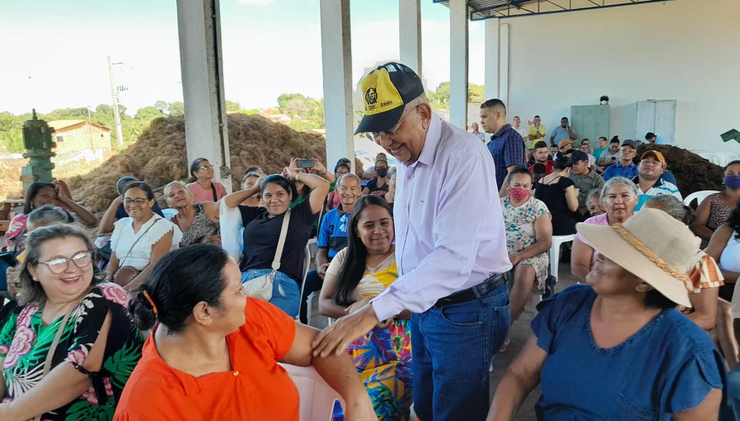 Prefeito Dr. Pessoa cumprimentando os presentes