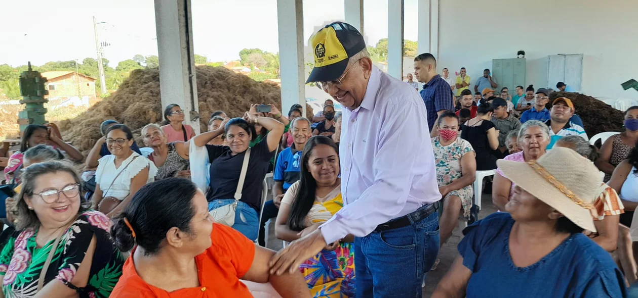 Prefeito Dr. Pessoa cumprimentando os presentes