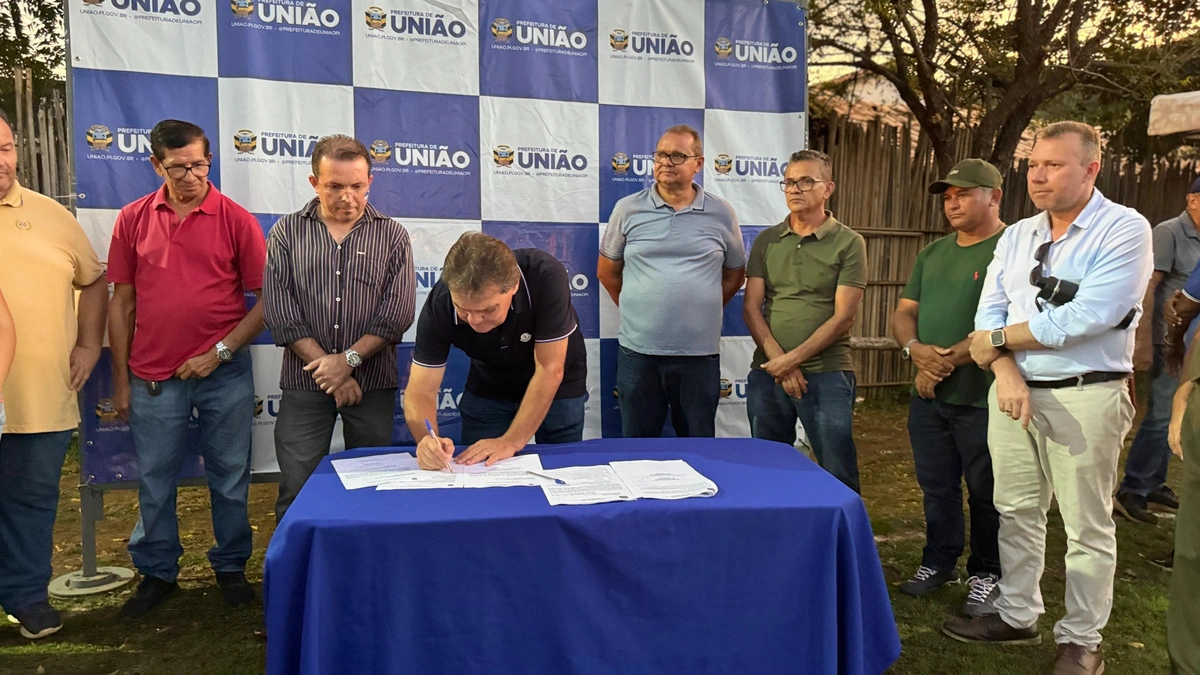 Prefeito Gustavo Medeiros assina ordem de serviço para construção de campo
