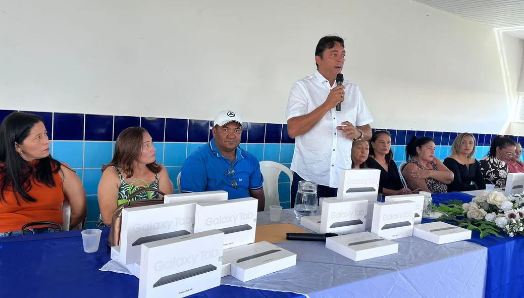 Prefeito Jabes Júnior entrega tablets para a rede municipal de ensino