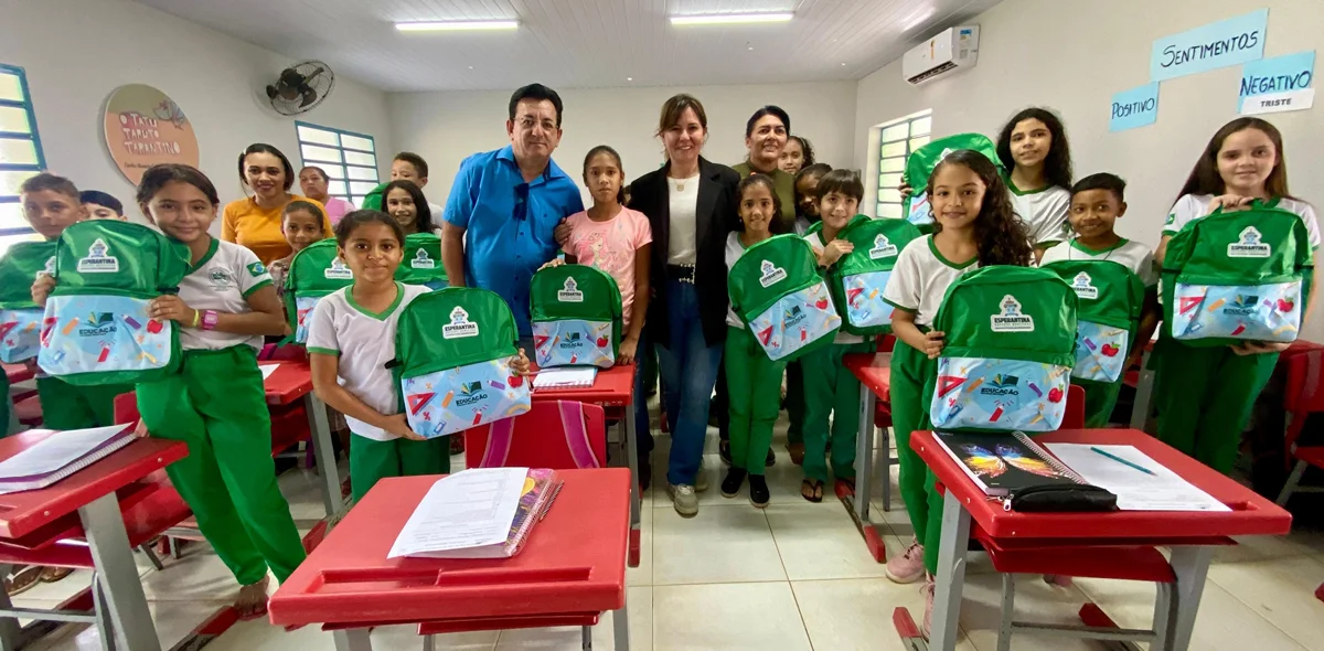 Prefeitura de Esperantina continua a entrega de kits escolares