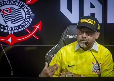 Presidente do Corinthians com o boné da patrocinadora