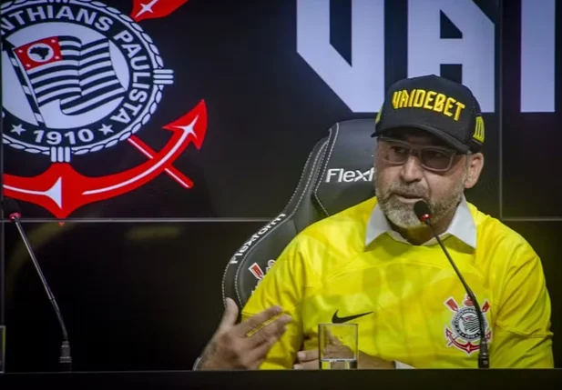Presidente do Corinthians com o boné da patrocinadora
