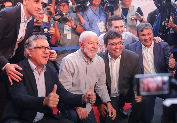Presidente Lula ao lado do governador Rafael Fonteles, e dos ministros  Wellington Dias e Alexandre Padilha
